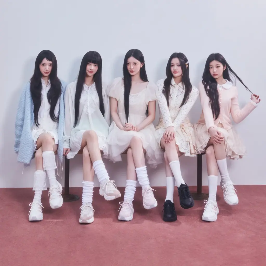 【ABCマート】トレンドの厚底スタイル！FILA 新作モデル「WAVYDAY FLOW」　K-POPガールグループ「ILLIT」起用　　　第2弾限定！購入者を対象に特別ノベルティ配布 画像 4