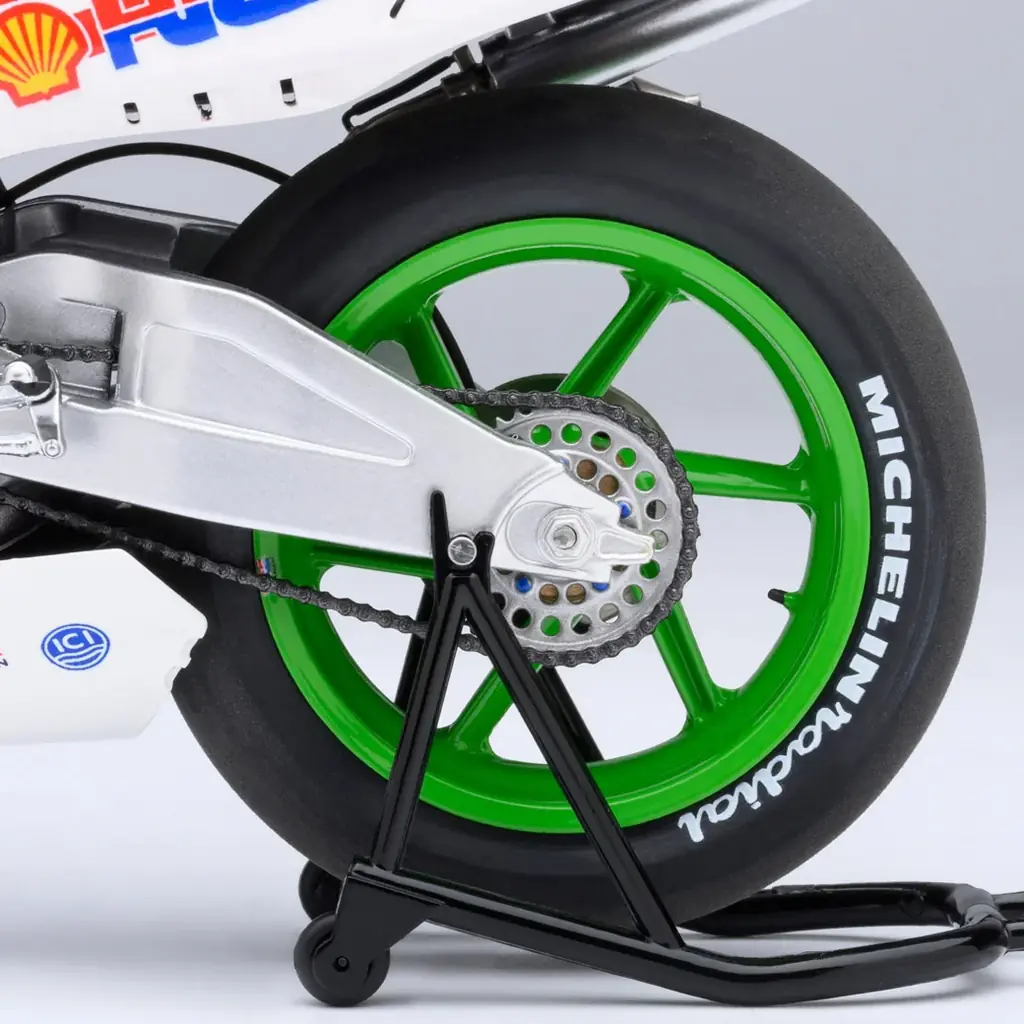 『バリバリ伝説』の名マシンが立体化！巨摩 郡の「NSR500」が1/12スケールで登場〈ヘルメット付属〉東京モーターサイクルショー2026で展示‧販売！ 画像 9