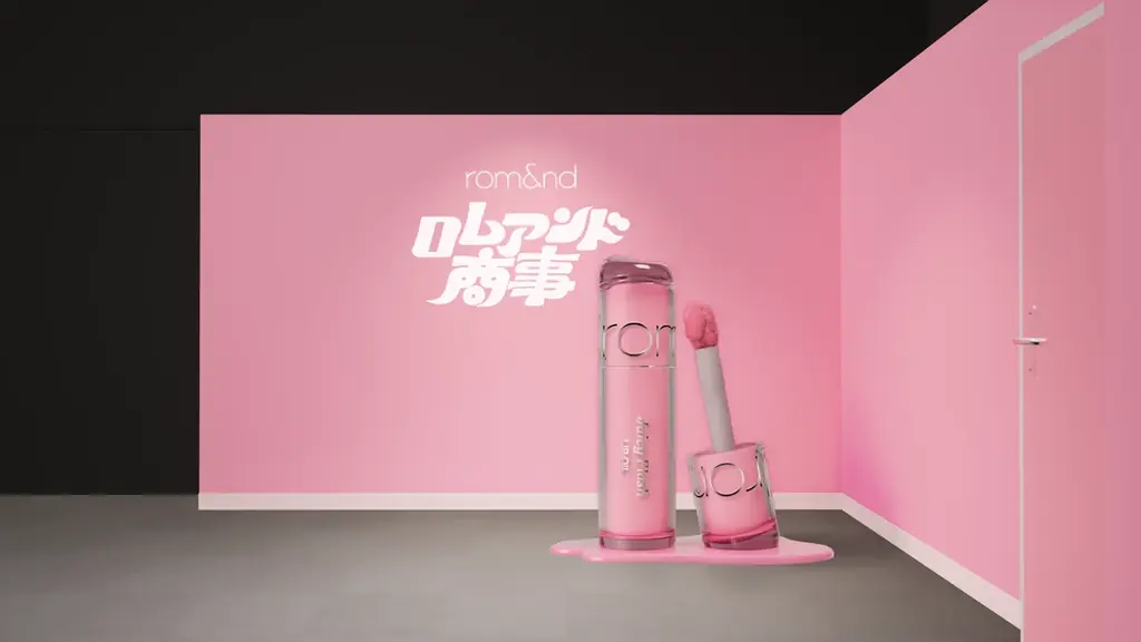 コスメオタクが出勤する“00年代風”オフィスが原宿に出現！？体験型ポップアップ【ロムアンド商事〜ジューシーフラッシュ営業部〜】4月11日(土)から3日間限定開催 画像 2