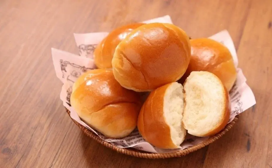 【ローソンストア100・4月の新商品】家計を応援！朝食の定番「ロールパン」をおいしさそのまま値下げリニューアル　端午の節句を彩る「かしわ餅」や初夏先取りの「冷し麺」など順次発売 画像 1