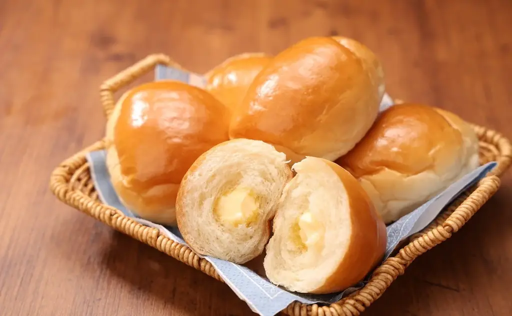 【ローソンストア100・4月の新商品】家計を応援！朝食の定番「ロールパン」をおいしさそのまま値下げリニューアル　端午の節句を彩る「かしわ餅」や初夏先取りの「冷し麺」など順次発売 画像 2