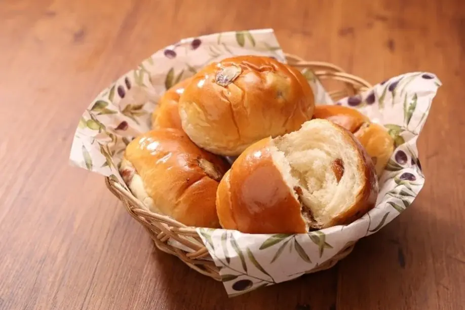 【ローソンストア100・4月の新商品】家計を応援！朝食の定番「ロールパン」をおいしさそのまま値下げリニューアル　端午の節句を彩る「かしわ餅」や初夏先取りの「冷し麺」など順次発売 画像 3