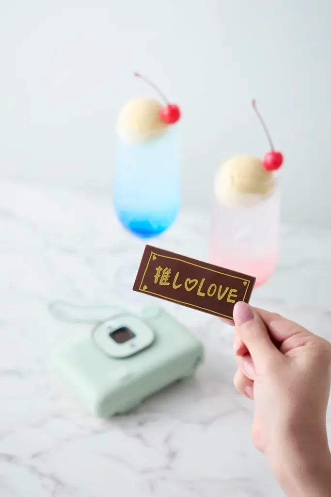 【ホテルニューオータニ博多】推しカラー10色展開、チェキ＆手書きメッセージ付き「推し活フロート」登場 画像 2