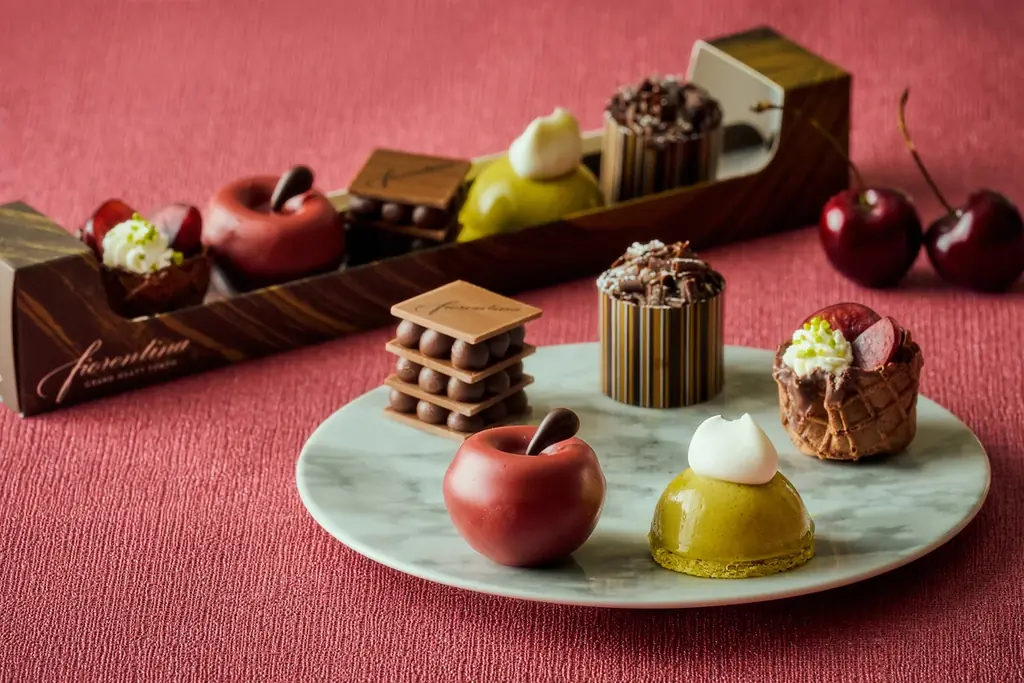 チェリーの甘酸っぱさとミルキーな味わいが重なり合うグラススイーツやドライチェリーを混ぜ込んで焼き上げるサックリ食感のクロワッサンが登場初夏を楽しむ「チェリースイーツ＆ブレッド コレクション」 画像 10