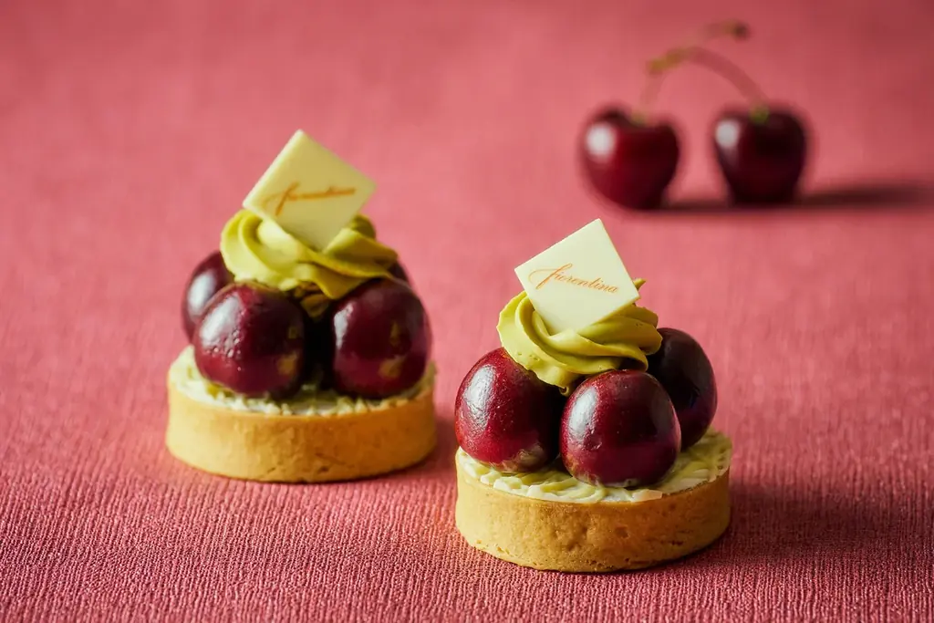 チェリーの甘酸っぱさとミルキーな味わいが重なり合うグラススイーツやドライチェリーを混ぜ込んで焼き上げるサックリ食感のクロワッサンが登場初夏を楽しむ「チェリースイーツ＆ブレッド コレクション」 画像 12