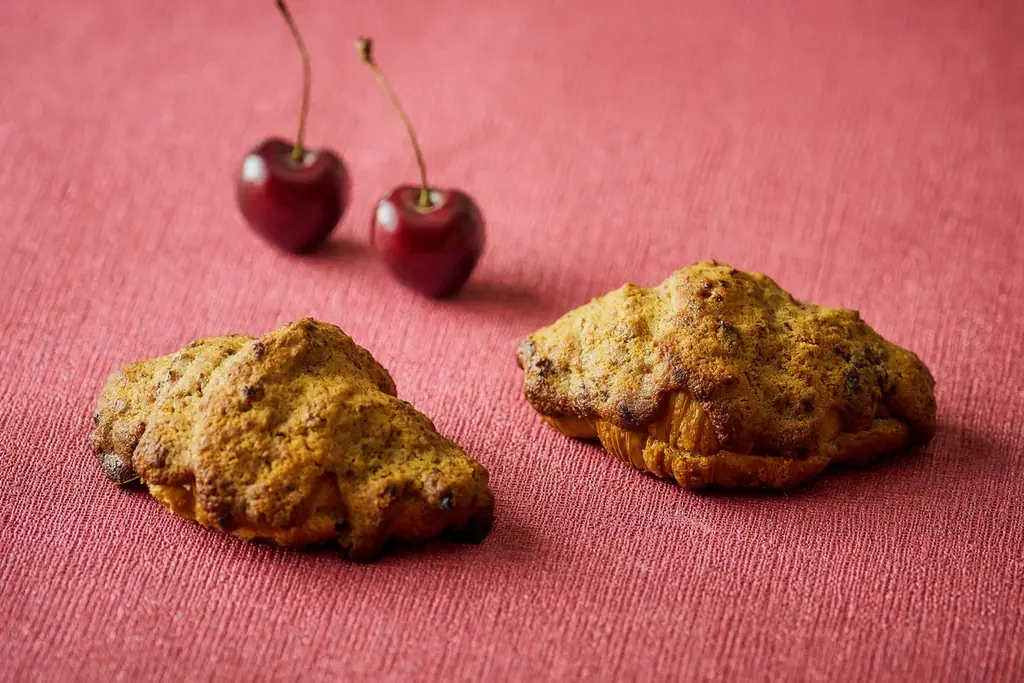 チェリーの甘酸っぱさとミルキーな味わいが重なり合うグラススイーツやドライチェリーを混ぜ込んで焼き上げるサックリ食感のクロワッサンが登場初夏を楽しむ「チェリースイーツ＆ブレッド コレクション」 画像 13