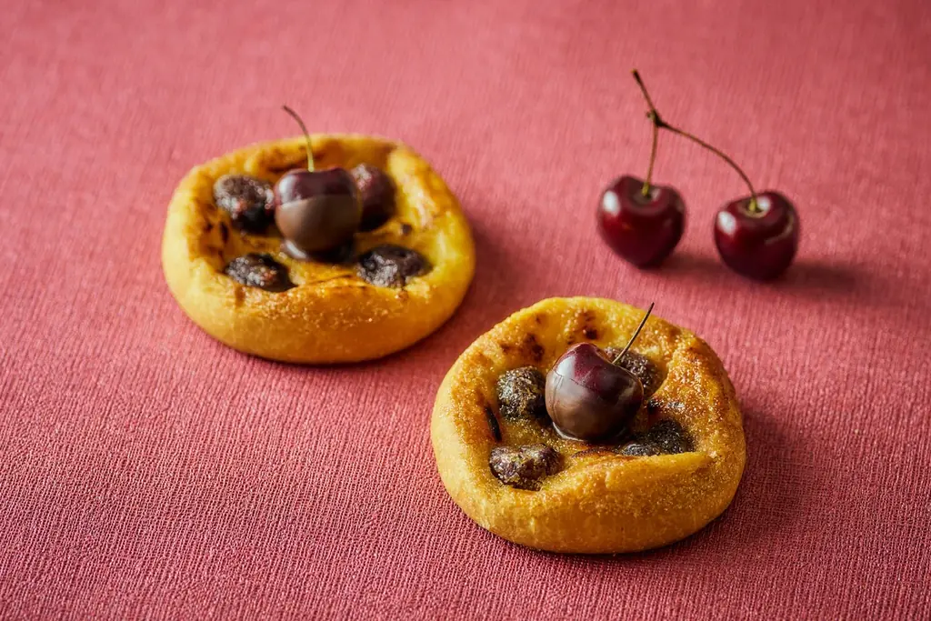 チェリーの甘酸っぱさとミルキーな味わいが重なり合うグラススイーツやドライチェリーを混ぜ込んで焼き上げるサックリ食感のクロワッサンが登場初夏を楽しむ「チェリースイーツ＆ブレッド コレクション」 画像 15