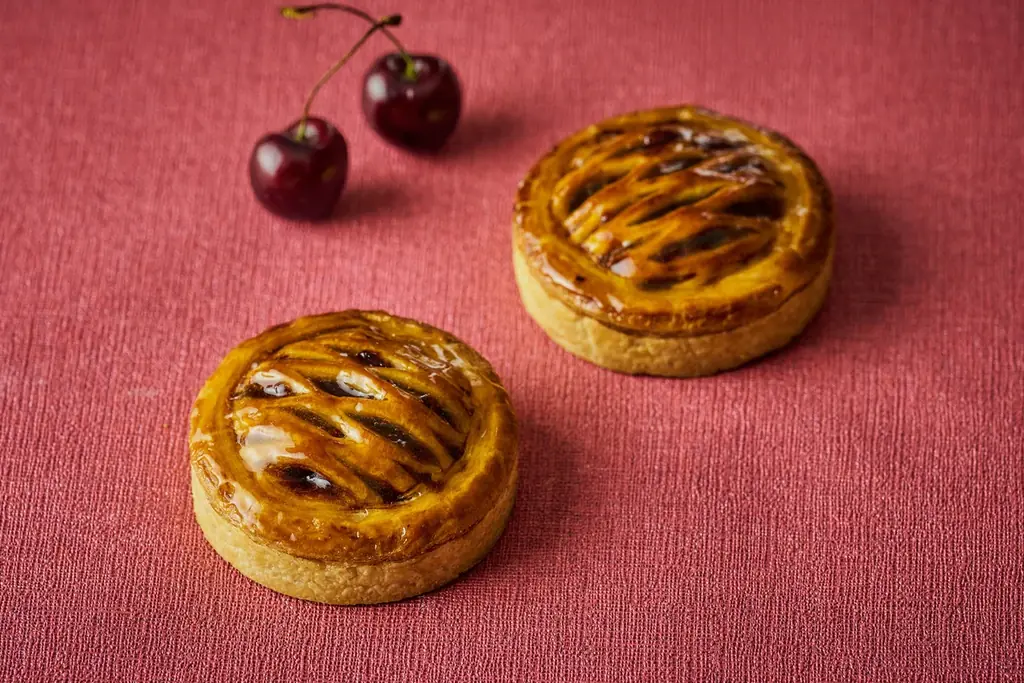 チェリーの甘酸っぱさとミルキーな味わいが重なり合うグラススイーツやドライチェリーを混ぜ込んで焼き上げるサックリ食感のクロワッサンが登場初夏を楽しむ「チェリースイーツ＆ブレッド コレクション」 画像 16