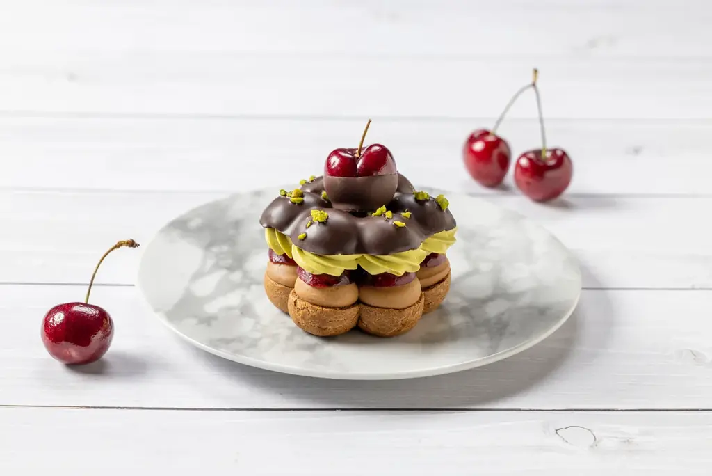 チェリーの甘酸っぱさとミルキーな味わいが重なり合うグラススイーツやドライチェリーを混ぜ込んで焼き上げるサックリ食感のクロワッサンが登場初夏を楽しむ「チェリースイーツ＆ブレッド コレクション」 画像 18