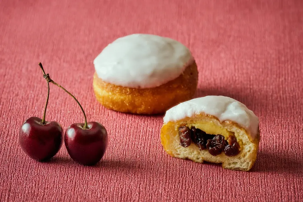 チェリーの甘酸っぱさとミルキーな味わいが重なり合うグラススイーツやドライチェリーを混ぜ込んで焼き上げるサックリ食感のクロワッサンが登場初夏を楽しむ「チェリースイーツ＆ブレッド コレクション」 画像 3