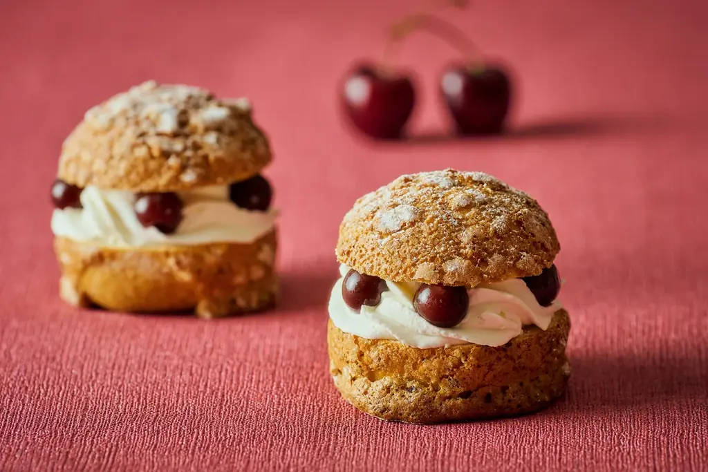 チェリーの甘酸っぱさとミルキーな味わいが重なり合うグラススイーツやドライチェリーを混ぜ込んで焼き上げるサックリ食感のクロワッサンが登場初夏を楽しむ「チェリースイーツ＆ブレッド コレクション」 画像 5