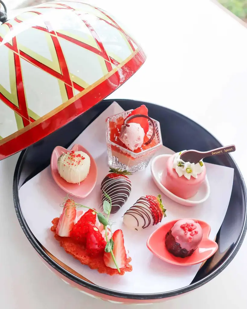 【ホテルグランヴィア和歌山】苺スイーツで高まる“苺気分”　甘酸っぱい春を食べ尽くす！装い新たな「苺のデクリネゾン」、華やかな苺のパフェなど　苺フェア開催 画像 2