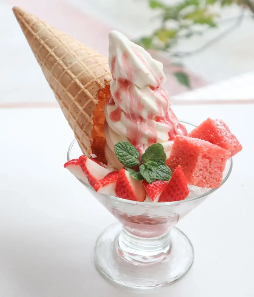 【ホテルグランヴィア和歌山】苺スイーツで高まる“苺気分”　甘酸っぱい春を食べ尽くす！装い新たな「苺のデクリネゾン」、華やかな苺のパフェなど　苺フェア開催 画像 5