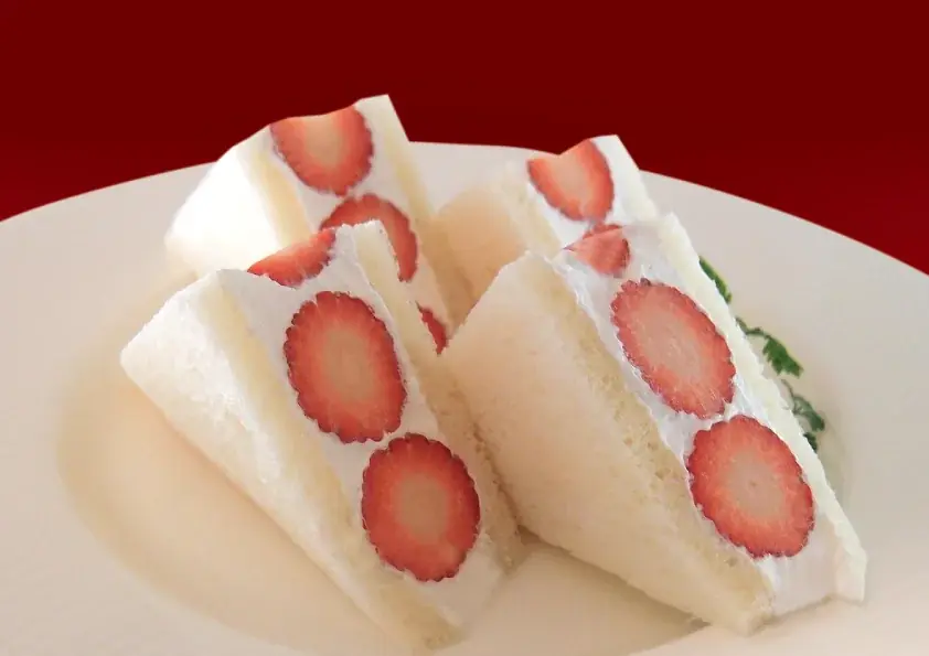 【ホテルグランヴィア和歌山】苺スイーツで高まる“苺気分”　甘酸っぱい春を食べ尽くす！装い新たな「苺のデクリネゾン」、華やかな苺のパフェなど　苺フェア開催 画像 7