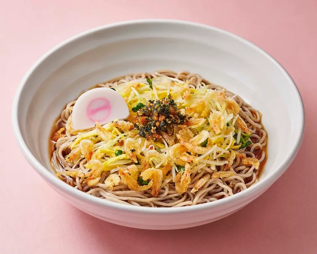 2026年3月26日（木） 開業15周年を迎えたそばいち15年の感謝を込めてキャンペーンが順次スタート。第１弾は「Suicaのペンギン日除け暖簾」が10店舗の店頭に順次登場！ 画像 4