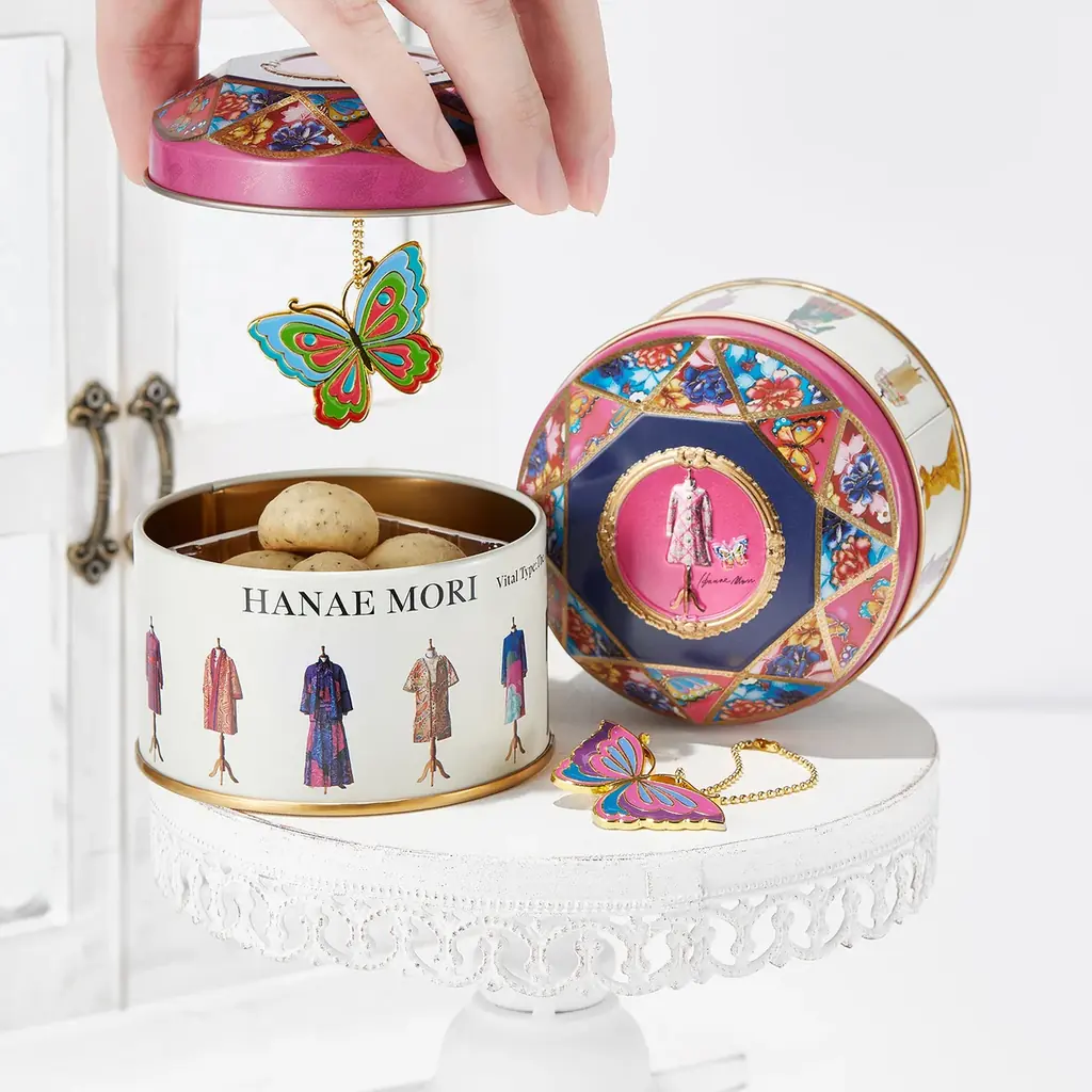 国立新美術館で4月15日より開催『生誕100年　森英恵 ヴァイタル・タイプ』会場限定のお菓子缶が登場。青山デカーボより「森英恵展オリジナル缶」新発売 画像 1