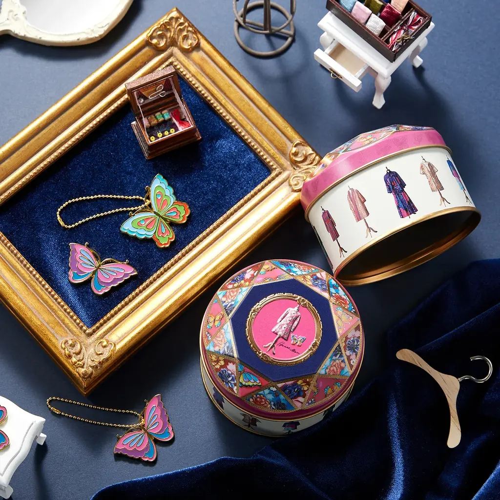 国立新美術館で4月15日より開催『生誕100年　森英恵 ヴァイタル・タイプ』会場限定のお菓子缶が登場。青山デカーボより「森英恵展オリジナル缶」新発売 画像 2