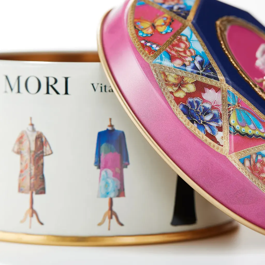 国立新美術館で4月15日より開催『生誕100年　森英恵 ヴァイタル・タイプ』会場限定のお菓子缶が登場。青山デカーボより「森英恵展オリジナル缶」新発売 画像 3