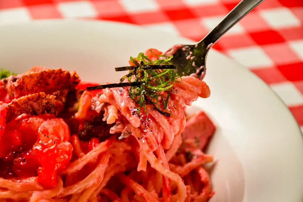 アイドルグループ「SAY-LA」×パンチョ×かねふく、トリプルコラボ「海老マヨマヨたらこパスタ」を4月3日（金）に10店限定発売 画像 2