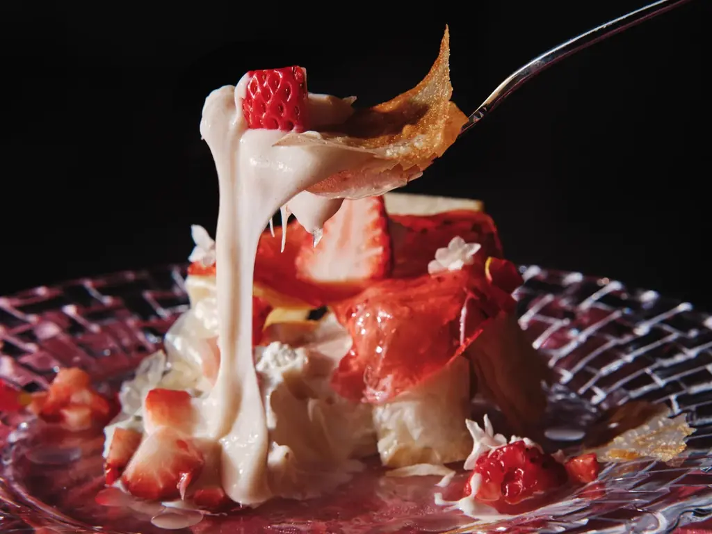 “バリッ・もっちり・とろり”の多彩な食感を楽しむ！ライフスタイルホテル「THE LIVELY 大阪本町」にて、フレンチシェフが手掛ける新感覚いちご大福が４月１日（水）より春季限定で登場 画像 2