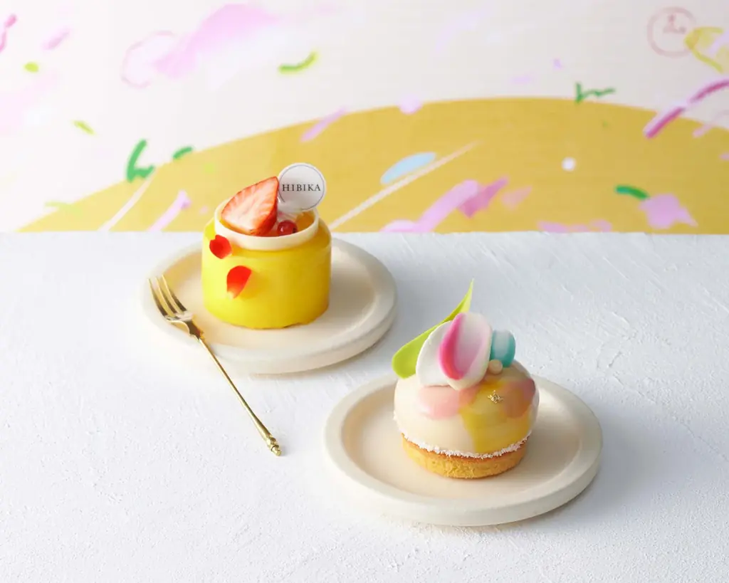 四季菓子の店 HIBIKA（ひびか）は、4月1日(水)より阪急うめだ本店にて、画家・品川 亮氏とHIBIKAのコラボレーション限定ケーキを販売いたします。 画像 1