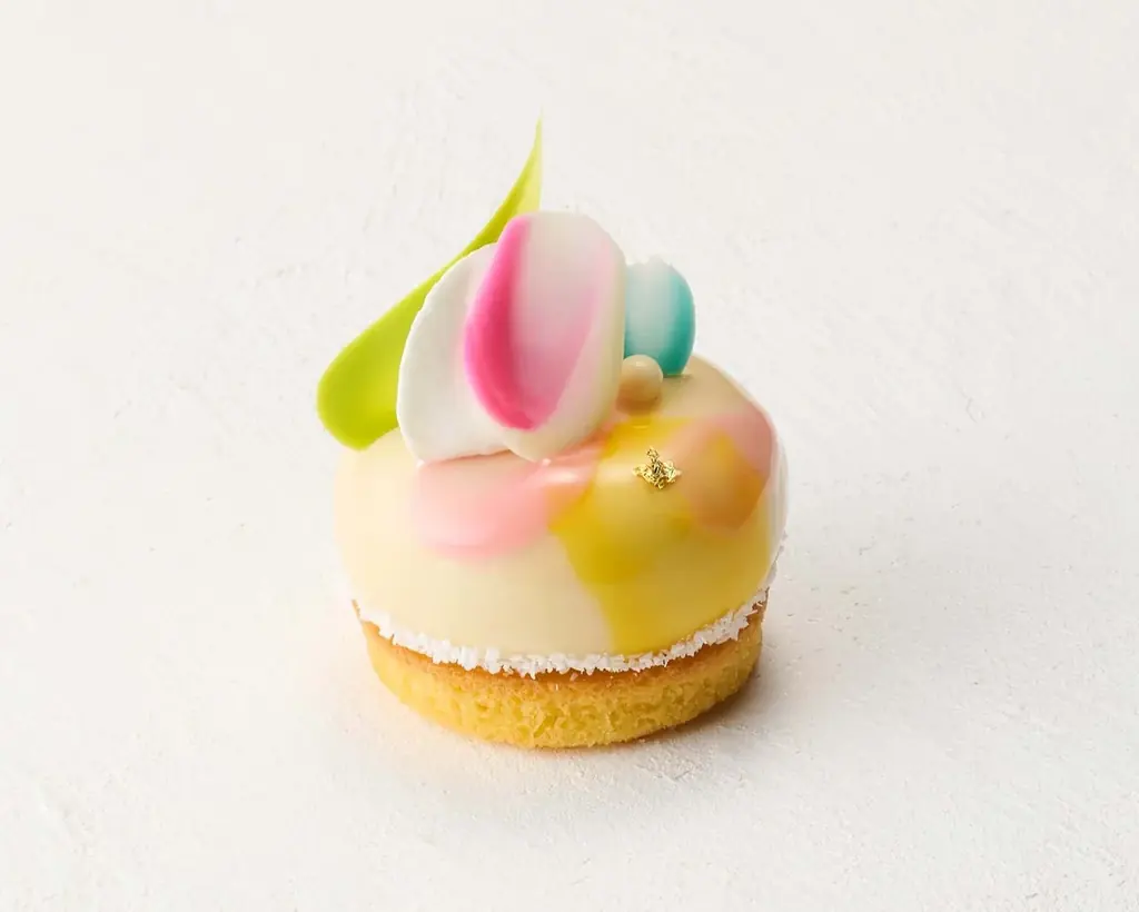 四季菓子の店 HIBIKA（ひびか）は、4月1日(水)より阪急うめだ本店にて、画家・品川 亮氏とHIBIKAのコラボレーション限定ケーキを販売いたします。 画像 3