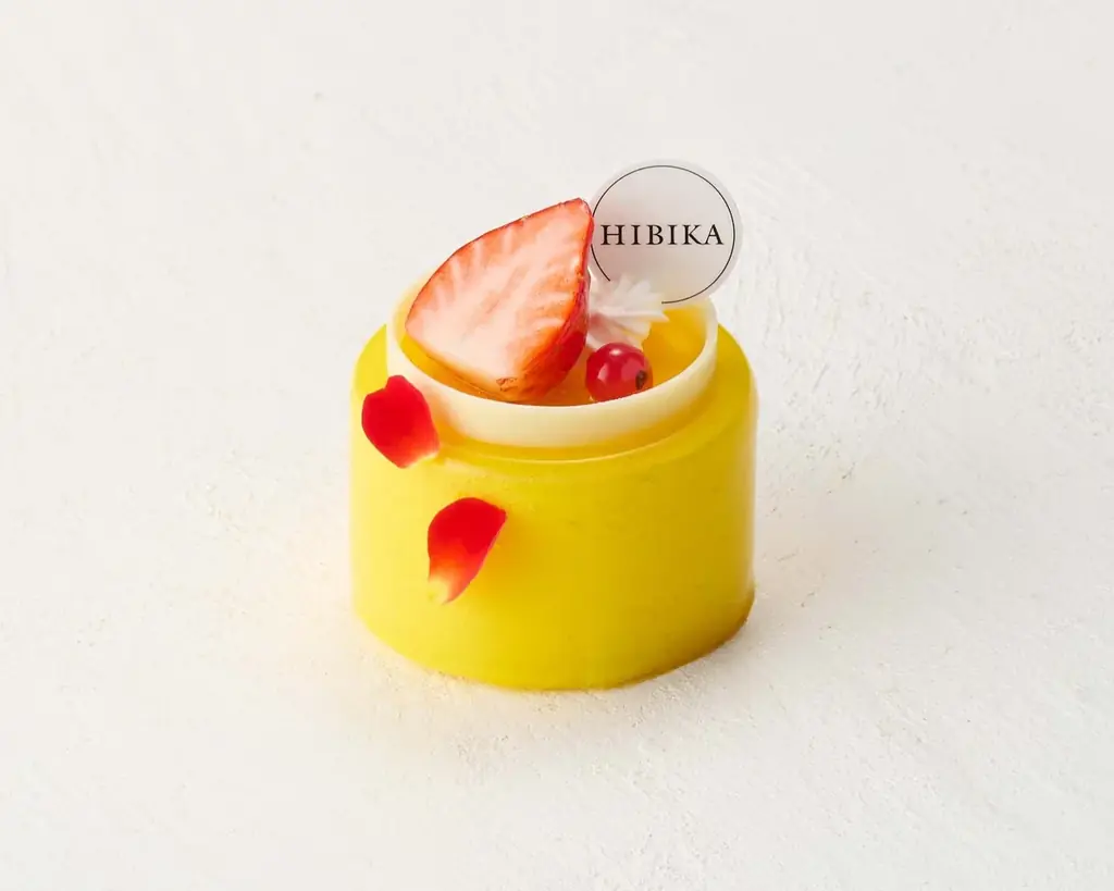 四季菓子の店 HIBIKA（ひびか）は、4月1日(水)より阪急うめだ本店にて、画家・品川 亮氏とHIBIKAのコラボレーション限定ケーキを販売いたします。 画像 4