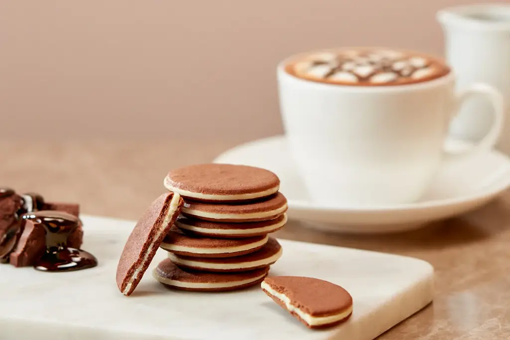 ラテスイーツ専門店がお贈りする『ティグレ（塩バニラ ラテ）』。しっとり生地に、コーヒー風味のホワイトチョコを閉じ込めて。【FiOLATTE（フィオラッテ）】より、4月3日（金）に新発売！ 画像 3