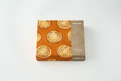 ラテスイーツ専門店がお贈りする『ティグレ（塩バニラ ラテ）』。しっとり生地に、コーヒー風味のホワイトチョコを閉じ込めて。【FiOLATTE（フィオラッテ）】より、4月3日（金）に新発売！ 画像 4