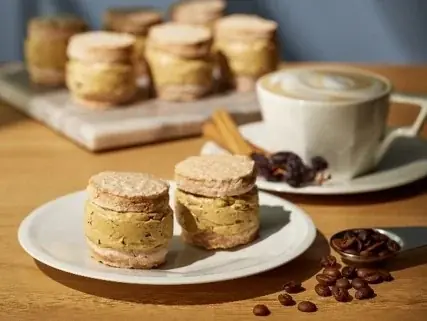 ラテスイーツ専門店がお贈りする『ティグレ（塩バニラ ラテ）』。しっとり生地に、コーヒー風味のホワイトチョコを閉じ込めて。【FiOLATTE（フィオラッテ）】より、4月3日（金）に新発売！ 画像 5