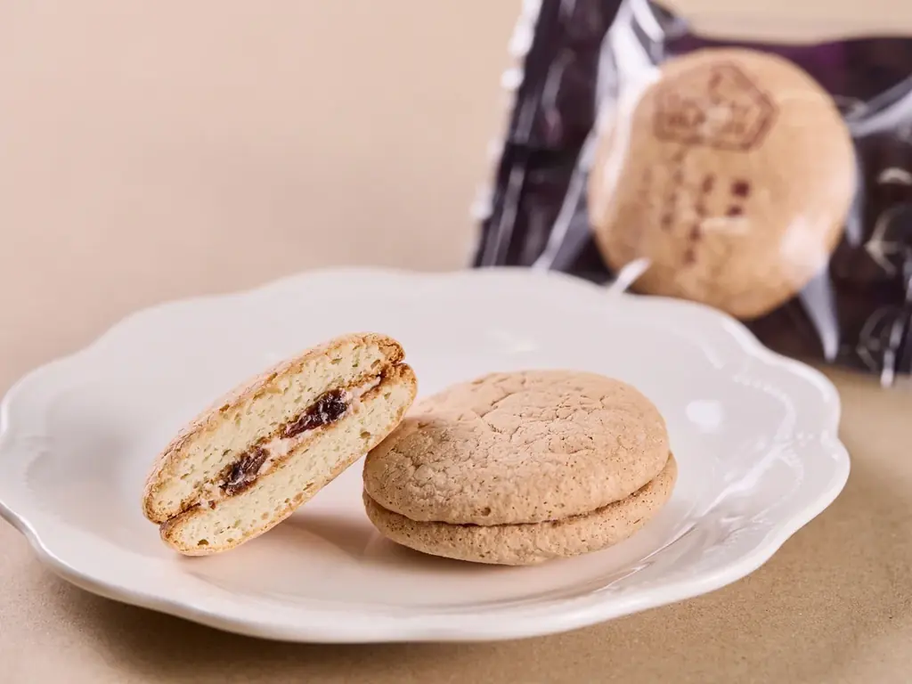 【春の新作スイーツ】芳醇なラム酒がアクセント。厳選されたアーモンドパウダーを贅沢に使用した、ふんわり、しっとり食感の新商品『鎌倉まんまるブッセ（ラムレーズン）』2026年4月1日より特別価格販売開始！ 画像 2