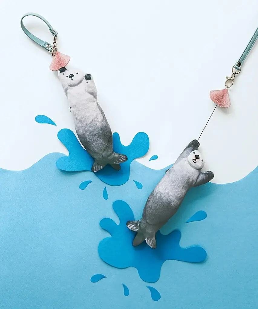 【鳥羽水族館コラボ第３弾】ラッコのメイちゃん＆キラちゃんの「イカ耳ジャンプ」を再現したキーポーチが、YOU＋MORE!［ユーモア］から新登場 画像 3