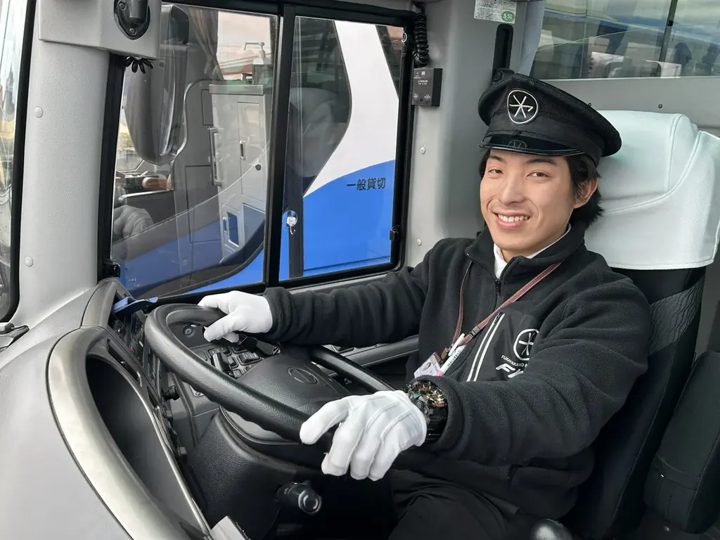 深谷観光バス、19歳の貸切バス運転士が誕生 画像 1