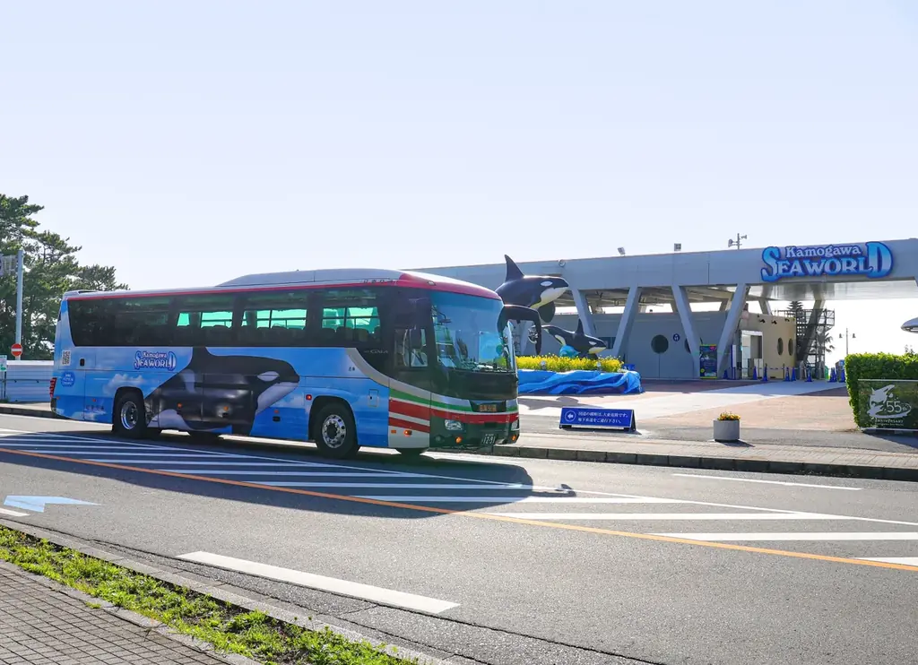 【鴨川シーワールド】東京から鴨川へ、シャチがアクアラインを駆け抜ける！！ 高速バス アクシー号にラッピング車両『旅するシャチ』が登場 画像 2