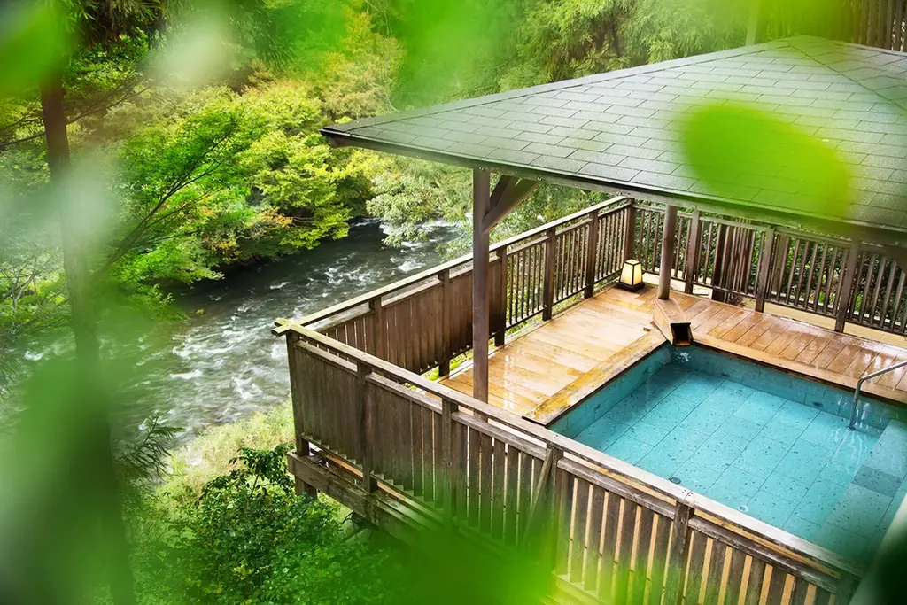 【北陸ドライブ旅】ガソリン券 or 館内利用券2,000円分、さらに最大3,200円分のグルメ温泉チケット「加賀 湯めぐり街あるき帖」付き宿泊プラン＜4/1～7/17＞ 画像 1