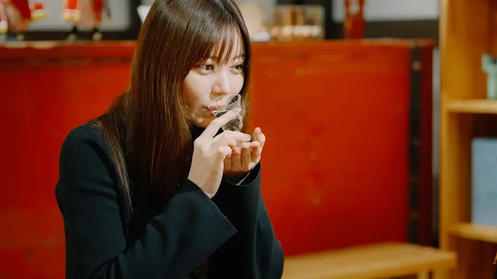 【秋田県潟上市】人気プロ雀士・東城りお × 老舗蔵元・小玉醸造が初コラボ　純米吟醸「澄月」の限定ラベルがふるさと納税に登場 画像 3