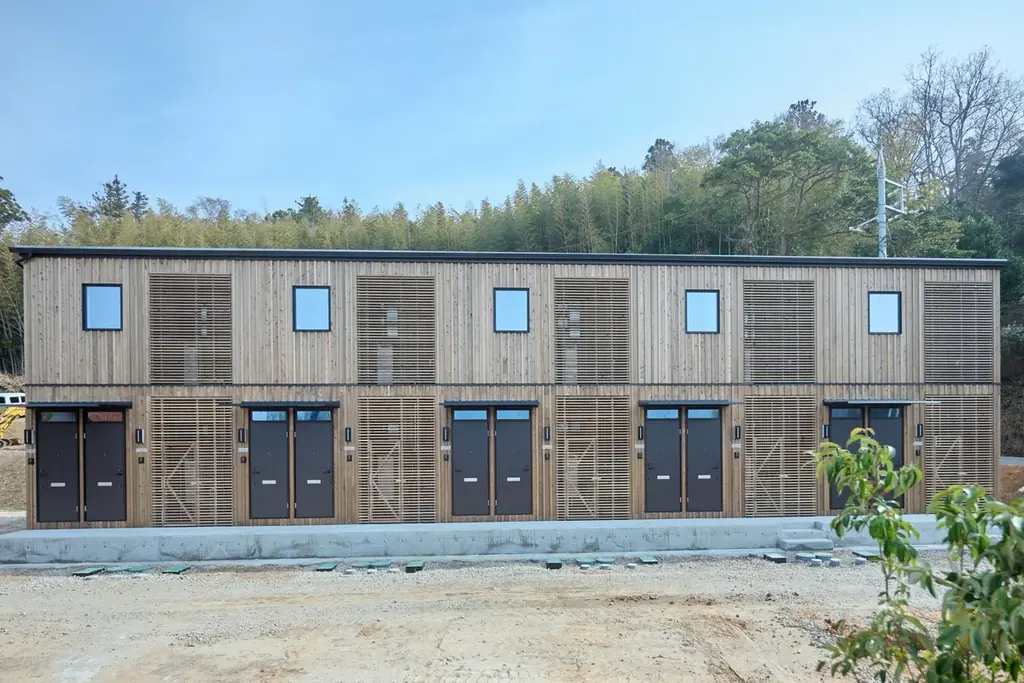 島根県海士町に「ボックスユニット工法」を用いた二階建および平屋の単身者向け居住施設（計15戸）が完成 画像 1