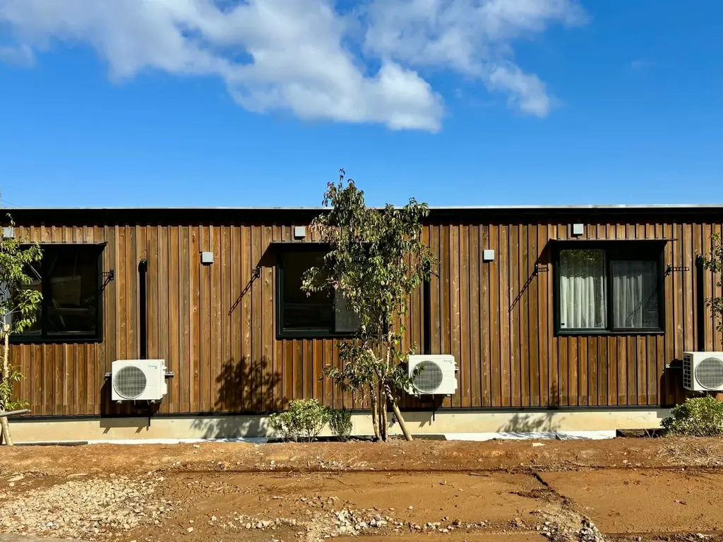 島根県海士町に「ボックスユニット工法」を用いた二階建および平屋の単身者向け居住施設（計15戸）が完成 画像 10