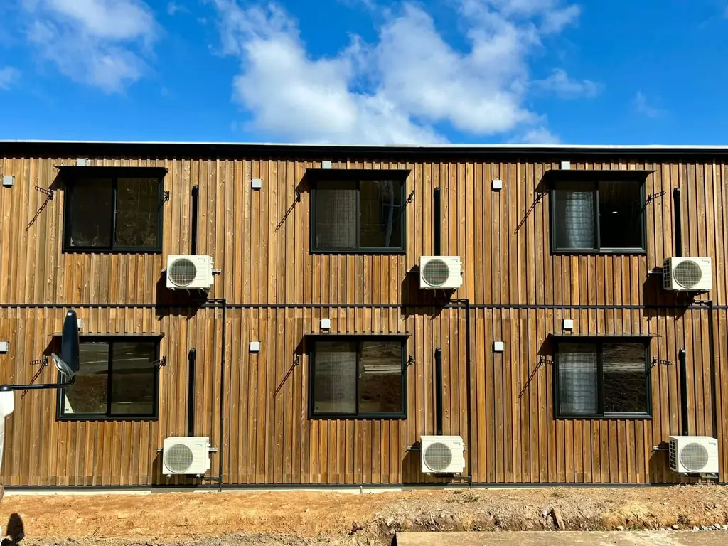 島根県海士町に「ボックスユニット工法」を用いた二階建および平屋の単身者向け居住施設（計15戸）が完成 画像 9