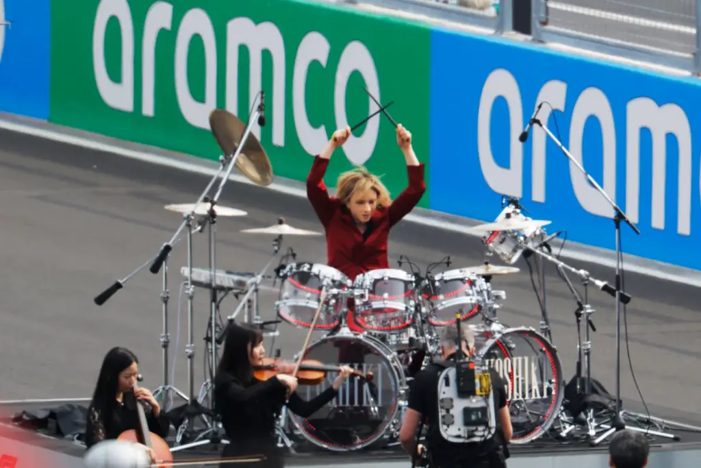 YOSHIKI、F1日本グランプリ決勝スタート前セレモニーで国歌『君が代』を披露　ピアノとドラムによる特別アレンジで歴史的演奏と世界中で絶賛の声、SNSでも熱狂的反響 画像 3