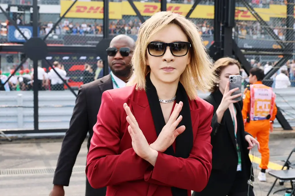 YOSHIKI、F1日本グランプリ決勝スタート前セレモニーで国歌『君が代』を披露　ピアノとドラムによる特別アレンジで歴史的演奏と世界中で絶賛の声、SNSでも熱狂的反響 画像 4