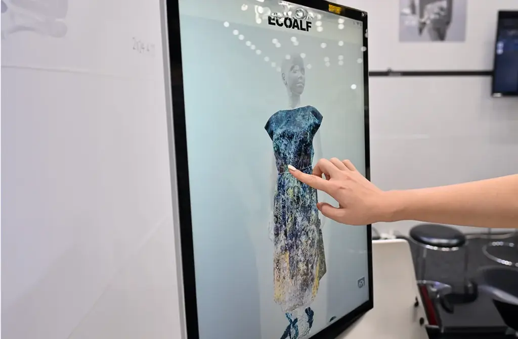 「ファッション×生成AI」が変える服選びと服作りの未来。買い物の失敗を減らす『未来の買い物体験』や、職人の技を継承した『AI刺繍機』など出展 画像 1