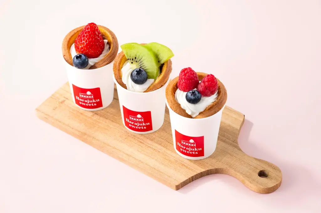 原宿の新定番、ワンハンドで楽しめる「ワッフル」が4月1日より登場～カスタードやあんずなど3種に加え、苺のカップワッフルも同時発売～ 画像 3