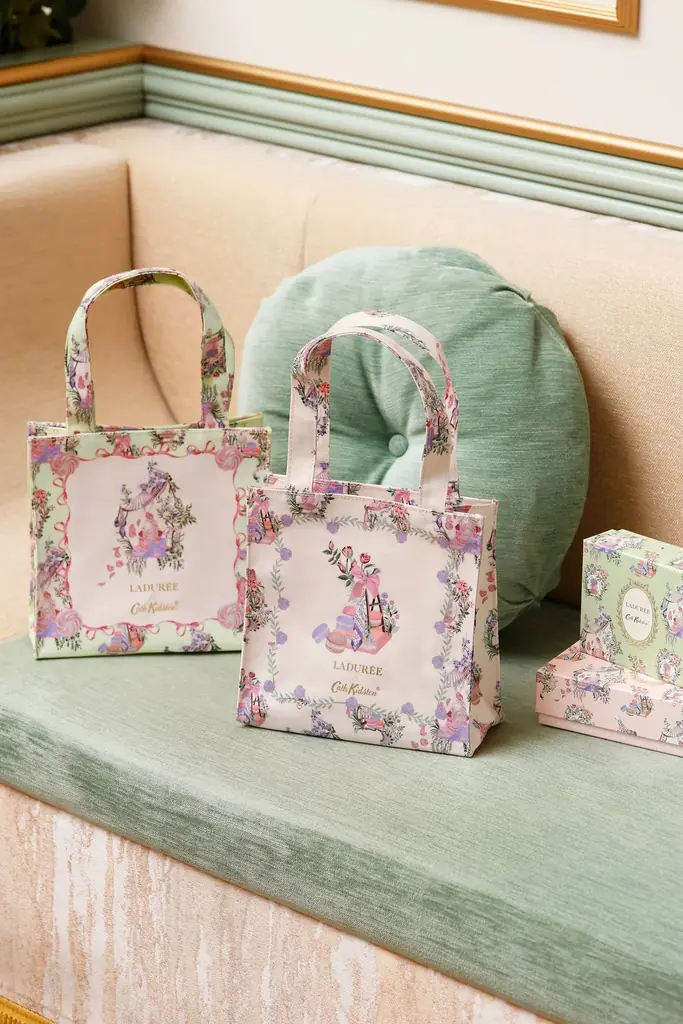 【LADURÉE × Cath Kidston】マカロン発祥の老舗パティスリー「LADURÉE（ラデュレ）」とコラボレート。ブックバッグなど4月3日（金）より予約販売開始！ 画像 1