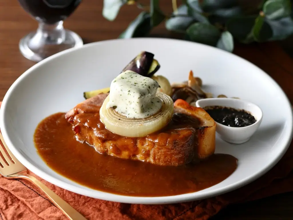 【イタリアン リゾート ペルティカ】自分への贅沢に♪とろけるガーリックバターの誘惑！五感を揺さぶるペルティカ渾身のグリル「厚切りやわらかポークグリル ガーリックバターとトリュフの香り」が新登場！ 画像 4