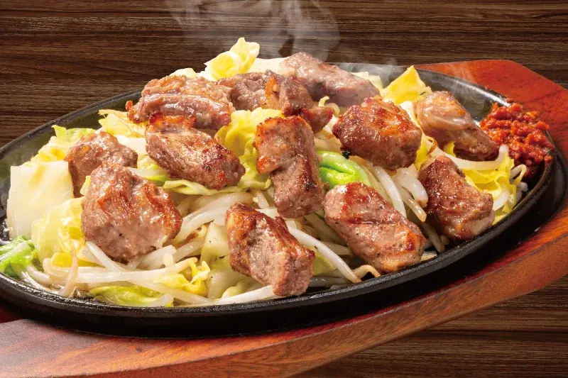 『ステーキのどん』に“肉山”の新展開！「牛たっぷりジューシーマウンテン」に続く新商品。特製辛味噌で“ごはんが進む”「ワイルドポークマウンテン（豚ハラミ）」登場。 画像 2