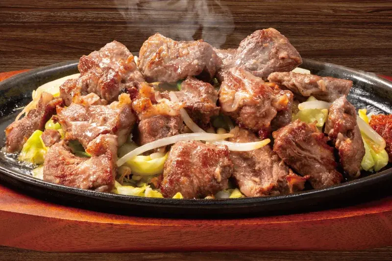 『ステーキのどん』に“肉山”の新展開！「牛たっぷりジューシーマウンテン」に続く新商品。特製辛味噌で“ごはんが進む”「ワイルドポークマウンテン（豚ハラミ）」登場。 画像 3