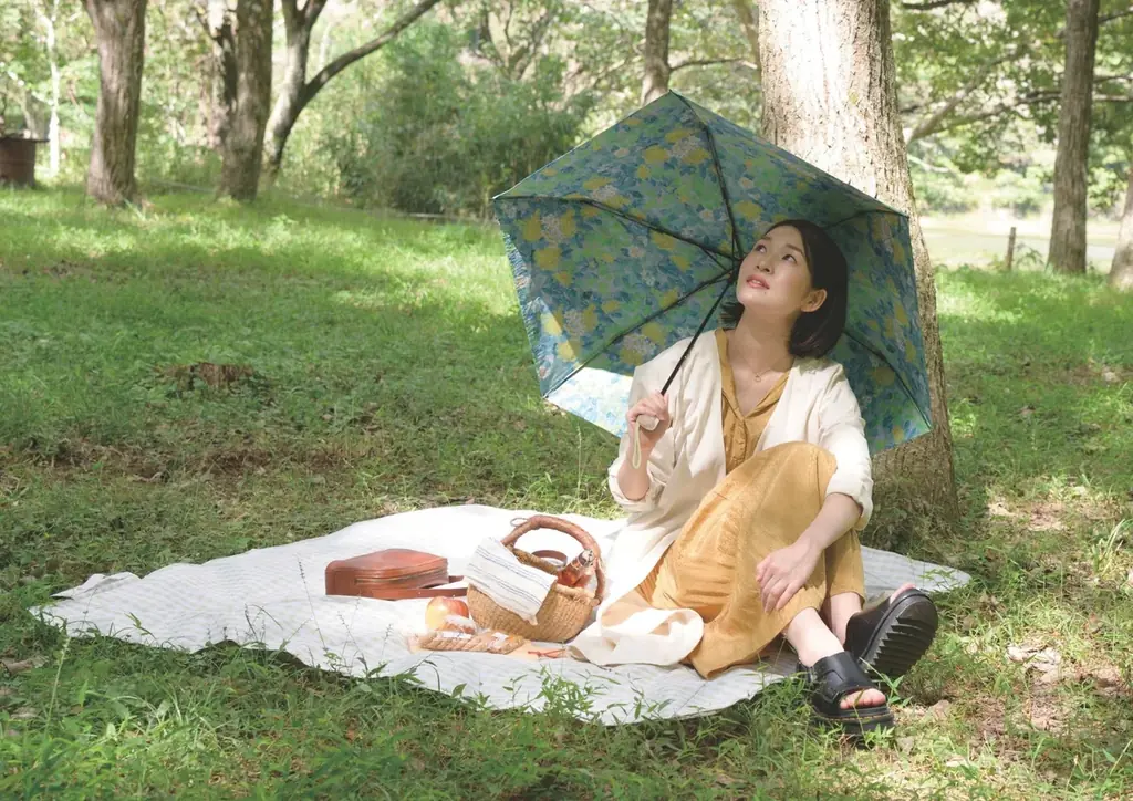 内側に水彩画を配した晴雨兼用傘、Mioriumの新ライン