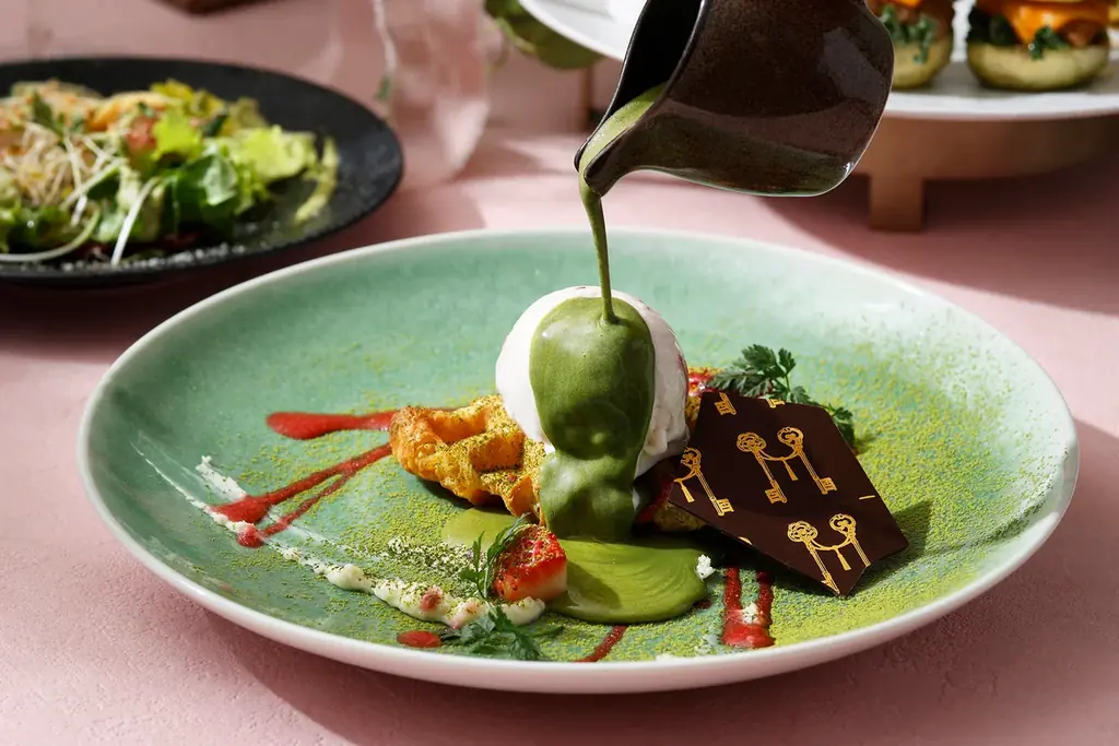 新緑が美しく輝く表参道で、抹茶とピスタチオのグリーンが奏でる『Matcha Pistachio Green Luxe Afternoon Tea』新登場 画像 10