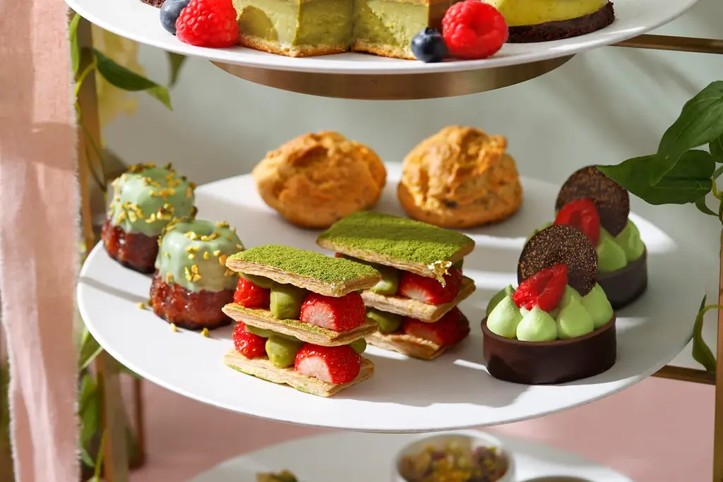 新緑が美しく輝く表参道で、抹茶とピスタチオのグリーンが奏でる『Matcha Pistachio Green Luxe Afternoon Tea』新登場 画像 3